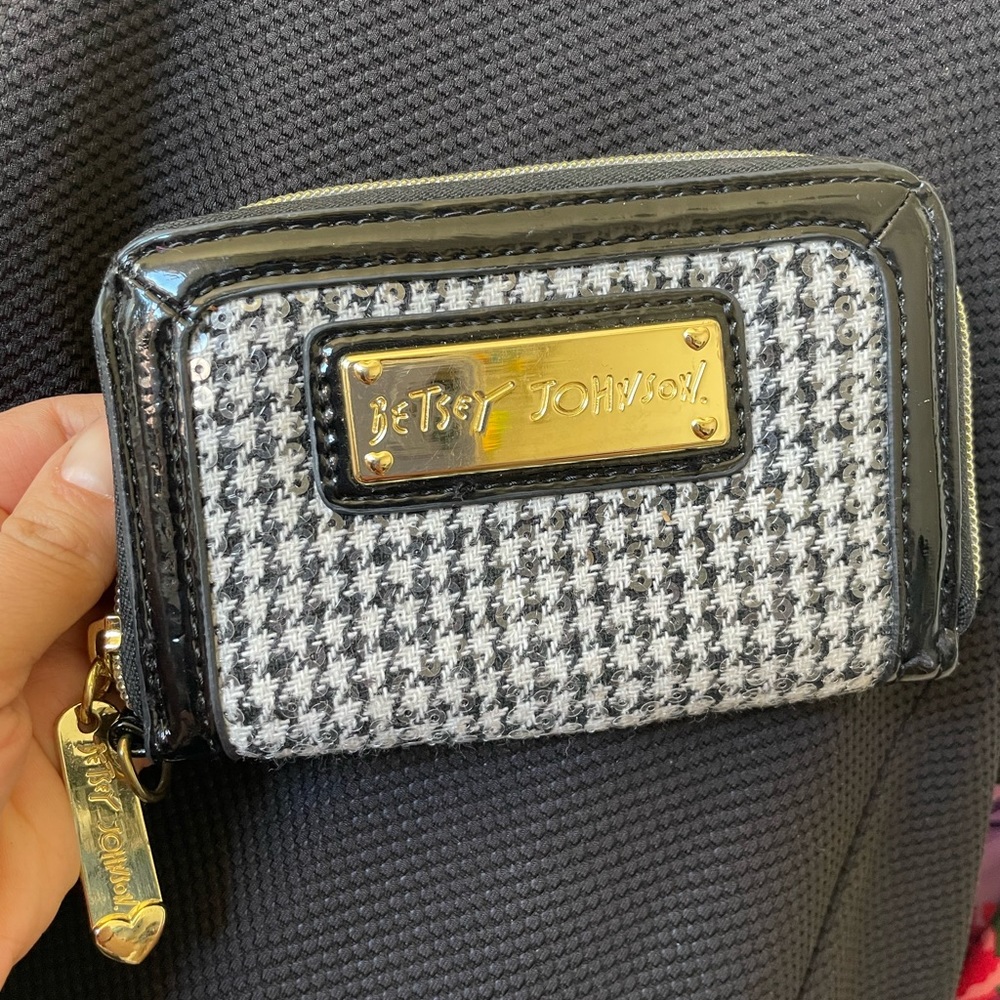 Vintage early 2000 houndstooth print card/wallet/billfold.